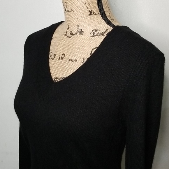 BANANA REPUBLIC ITALIAN YARN V-NECK SWEATER - Picture 3 of 11